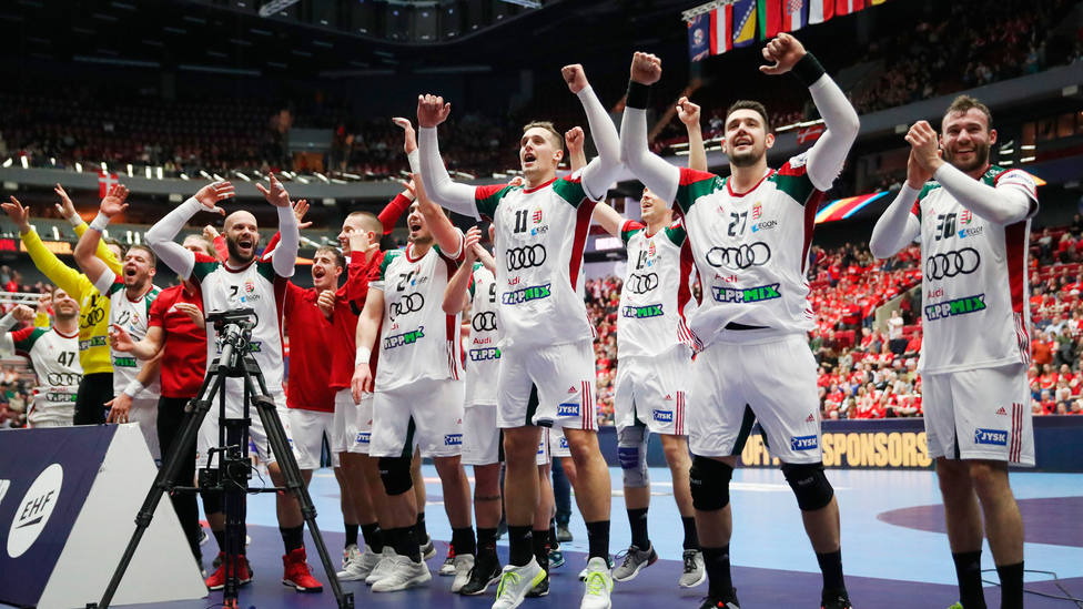 La selección de Hungría celebra la clasificación para la segunda fase del Europeo de balonmano. EFE