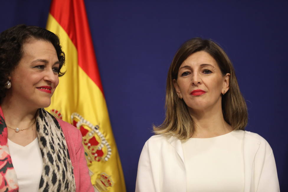 La nueva ministra de Trabajo, Yolanda Díaz y la exministra de Trabajo, Magdalena Valerio