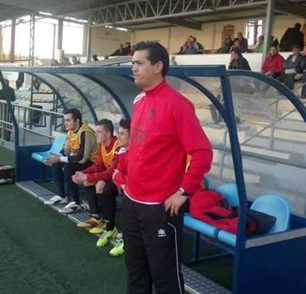 El entrenador del Orcera CF, Juan Andrés González apoya a la Fundación Peñalta
