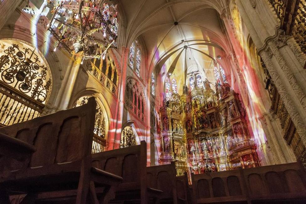 Juego de luces de las vidrieras góticas de la catedral de Burgos