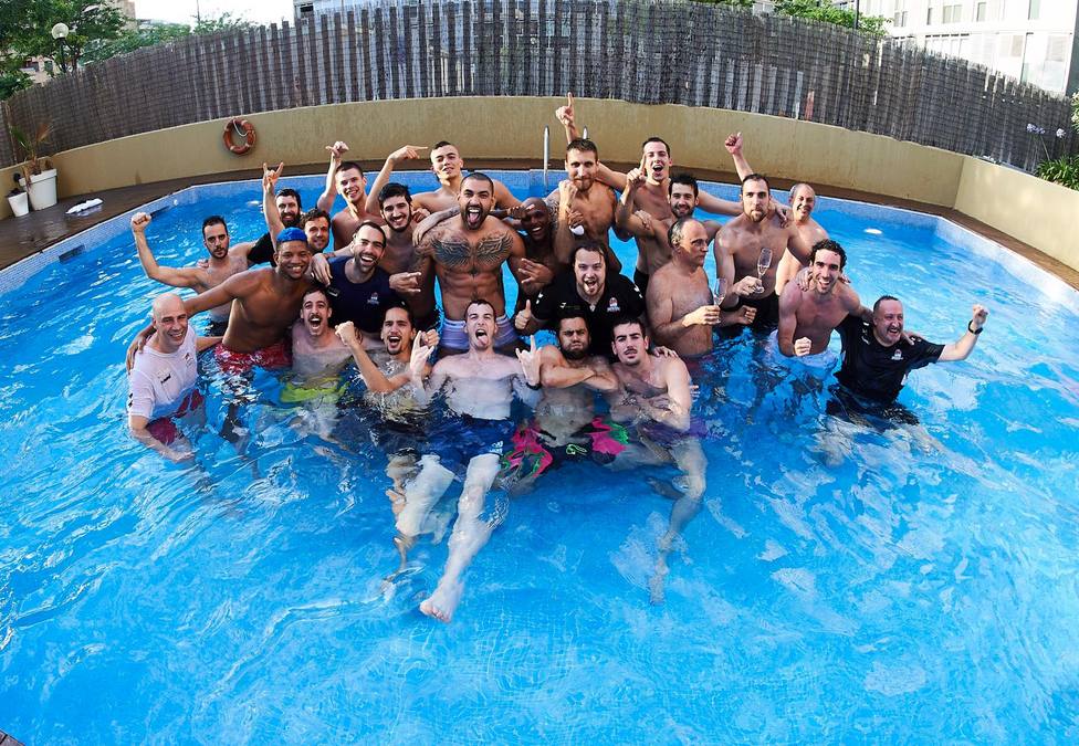 Los jugadores del San Pablo Burgos festejan en la piscina el pase a semifinales