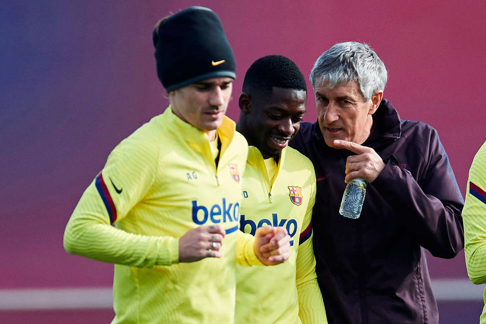 Quique Setién, durante un entrenamiento del Barcelona junto a Dembélé y Griezmann (EFE)