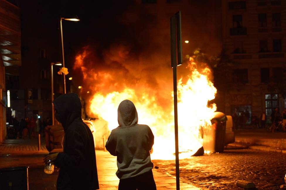 Los CDR queman contenedores y los Mossos cargan en plaza Cataluña de Barcelona