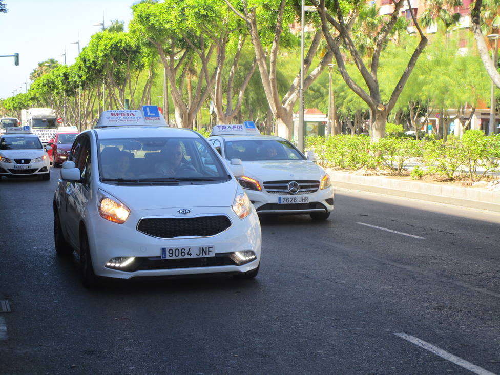 Advierten sobre la proliferación de ofertas engañosas para sacar el carnet de conducir en Almería