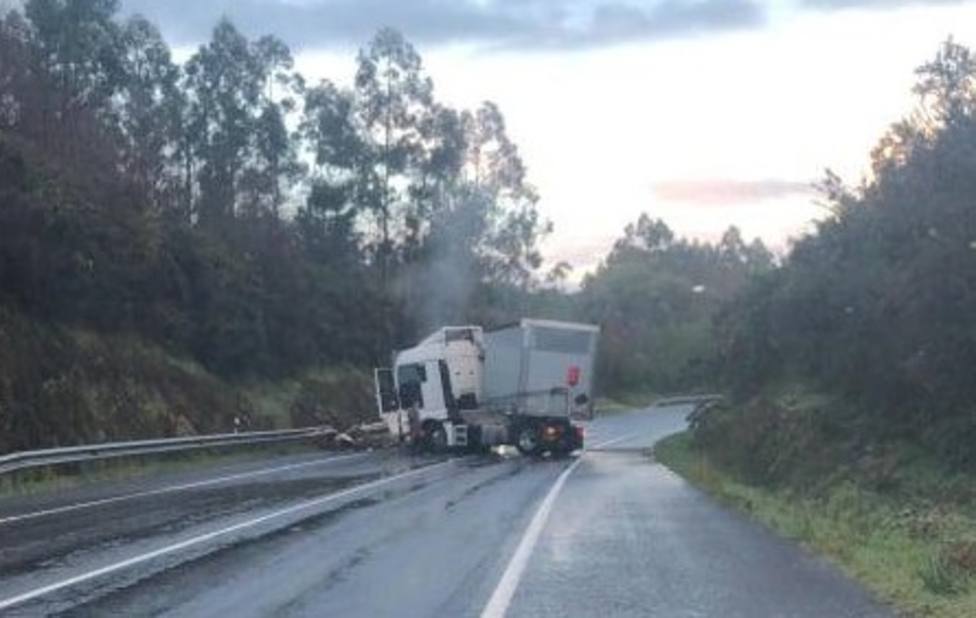 El camión accidentado en el lugar del siniestro - FOTO: Tráfico Ferrolterra