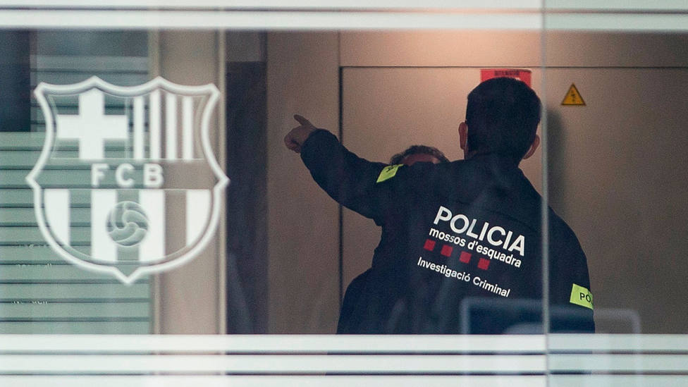 Un agente de los Mossos dEsquadra, en el interior de las oficinas del Camp Nou. EFE
