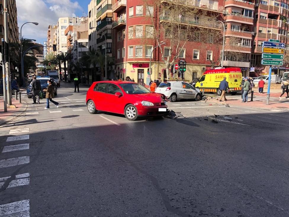 Dos heridos tras un aparatoso accidente de tráfico en el centro de Alicante
