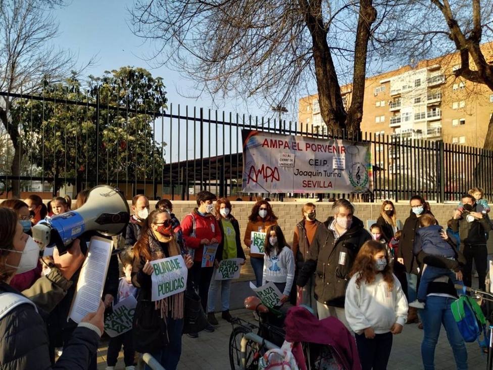 Sevilla.- La comunidad del CEIP JoaquÃ­n Turina rechaza con una protesta la supresiÃ³n de una clase y esgrime su demanda
