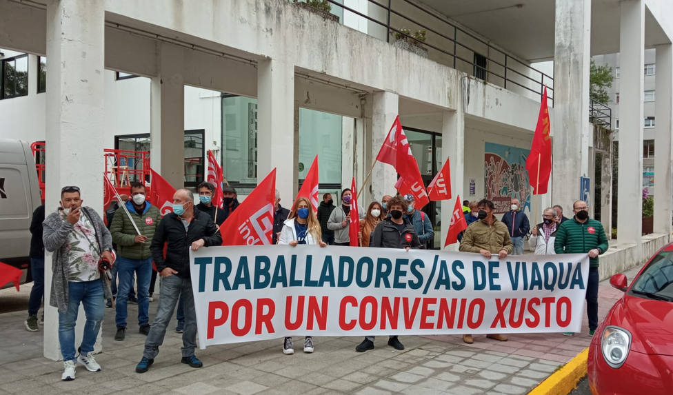 Los trabajadores de Viaqua en la movilización realizada este jueves por Fene - FOTO: Cedida
