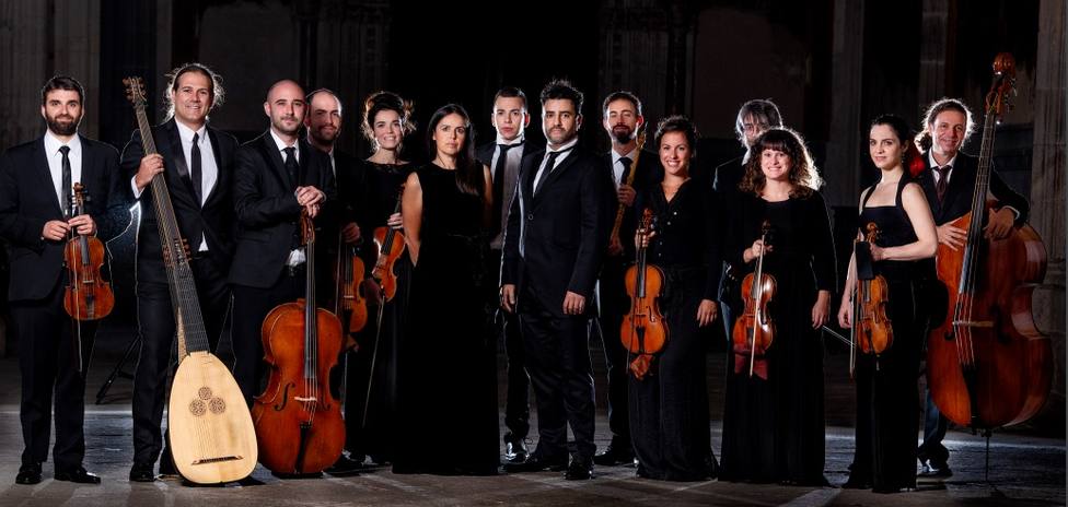 Orquesta Nereydas con Maria Espada y su director Javier Ulises Illán