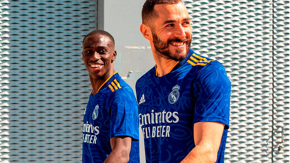 Mendy y Benzema posan con la segunda camiseta del Real Madrid para la temporada 2021-2022
