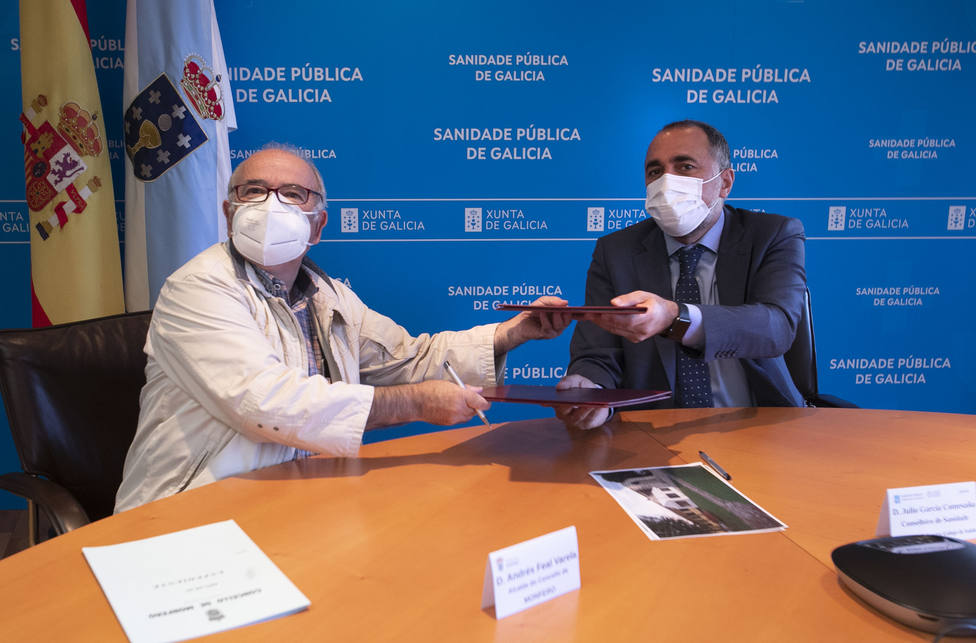 Andrés Feal y Julio García durante la firma del convenio - FOTO: Xunta / Conchi Paz