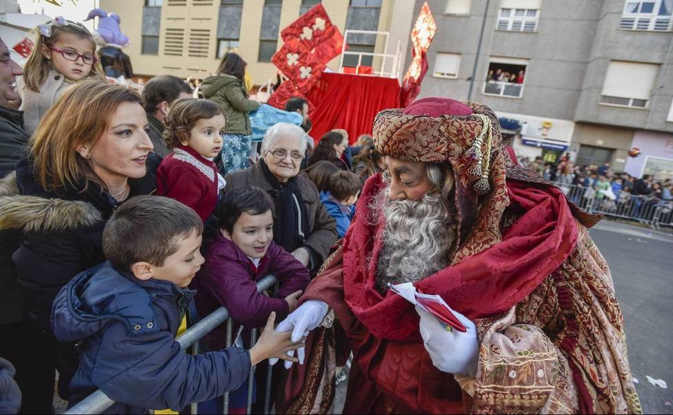 Vuelve la Cabalgata de Reyes y el reparto de roscón a la Navidad de Badajoz