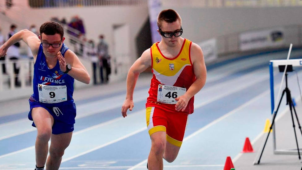 Dos atletas con Síndrome de Down compiten en una prueba de atletismo