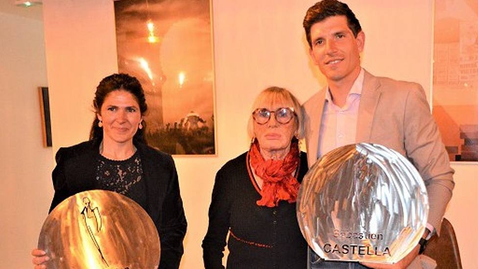 Charlotte Yonnet y Maxime Solera, con los trofeos de la Peña Sebastian Castella de Istres