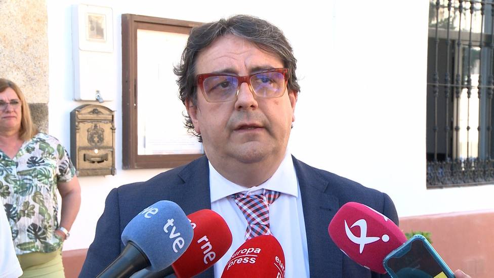 El vicepresidente segundo de la Junta y consejero de Sanidad, José María Vergeles, atiende a los medios - EP