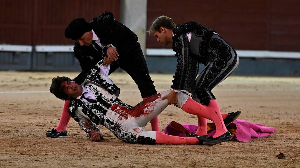 Ángel Sánchez tras ser volteado este domingo en la plaza de toros de Las Ventas