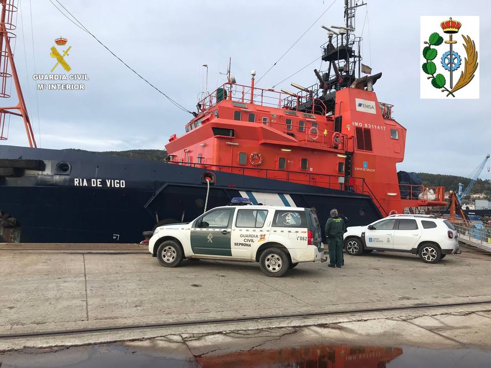 Barco Ría de Vigo atracado en Ferrol con vehículos próximos de Guardia Civil y Gardacostas