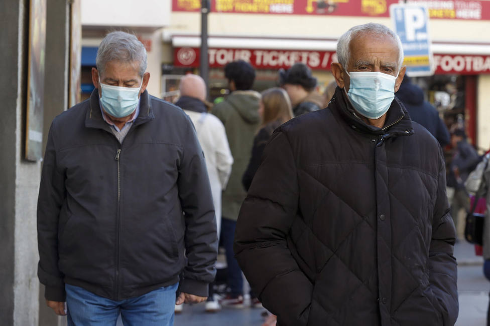 Sanidad pide a las autonomías mascarillas obligatorias mientras dure el pico epidémico