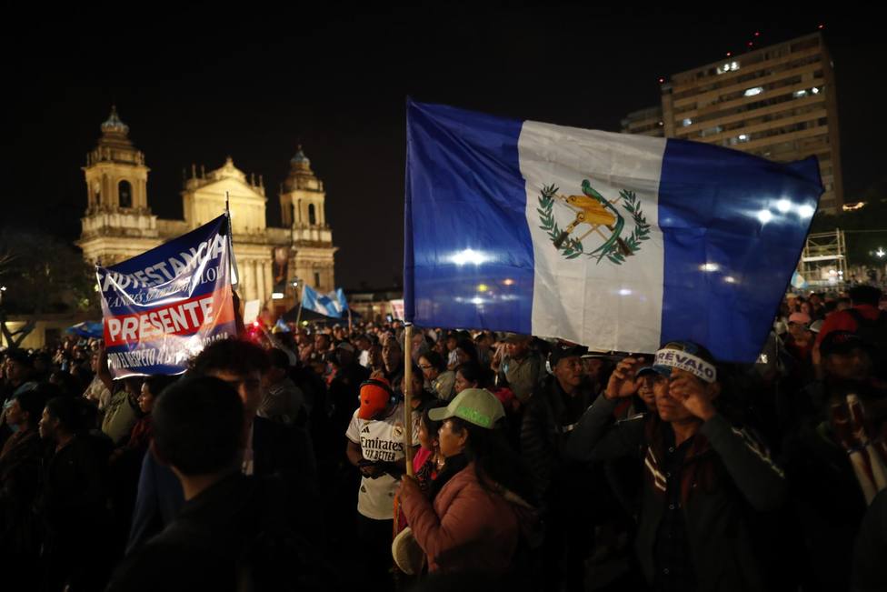 Guatemaltecos se reúnen en la Plaza de la Constitución a la espera de la ceremonia de investidura