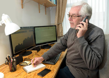 Abuelo trabajando