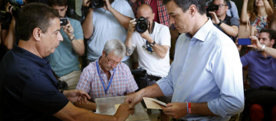 Pedro Sánchez deposita su voto en un colegio de la localidad madrileña de Pozuelo de Alarcón. EFE