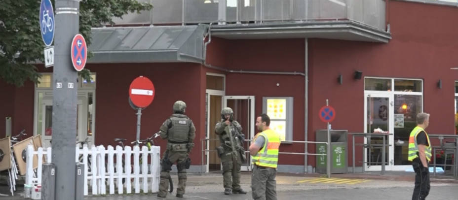 Numerosos agentes de la policía corren hacia el centro comercial donde se ha producido un tiroteo en Múnich. EFE
