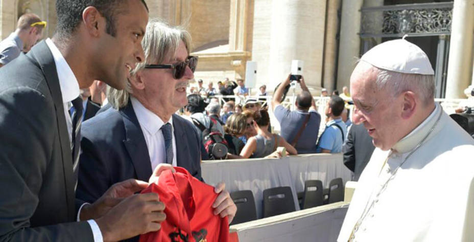 Monti Galmés y Maheta Molango obsequian al Papa Francisco con la camiseta del centenario del Mallorca. Foto: Osservatore Romano.