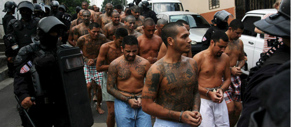 Miembros de la Mara Salvatrucha son escoltados por la policía a la cárcel de Quezaltepeque, El Salvador. REUTERS