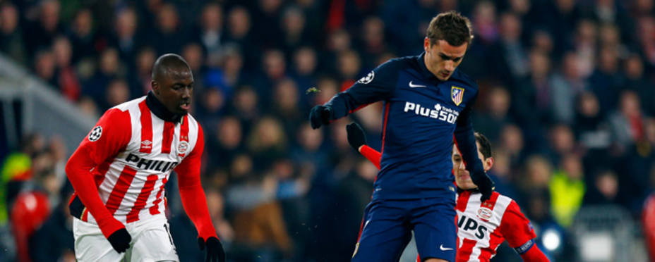 Griezmann conduce un balón ante el PSV (Reuters)