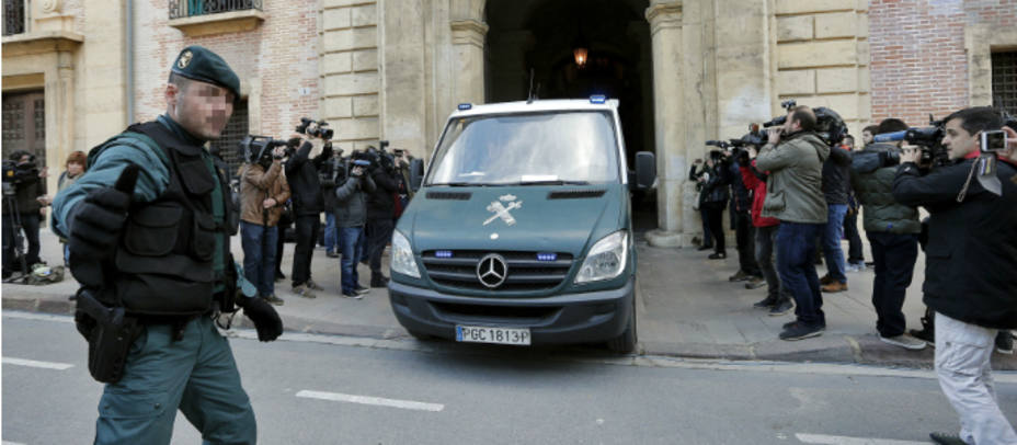 Un furgón de la Guardia Civil ha iniciado a las 14.50 horas de este martes el traslado a la cárcel de Picassent. EFE