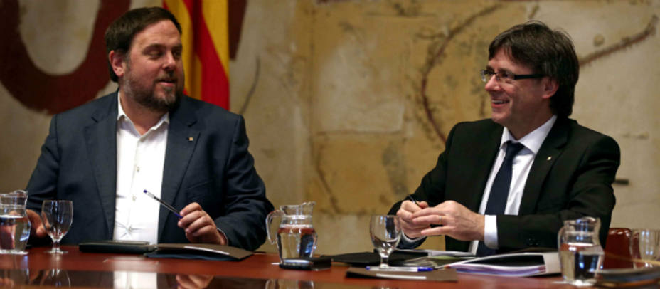 Oriol Junqueras con Carles Puigdemont, presidente de la Generalitat. EFE