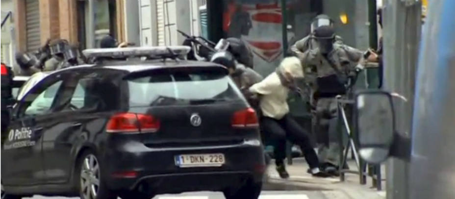 Momento de la detención de Salam Adeslam durante la operación antiterrorista en Bruselas. Reuters