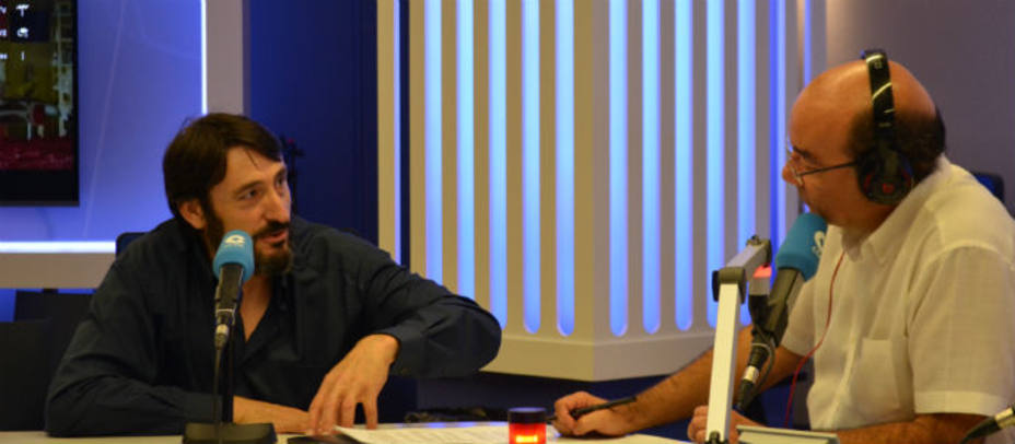Carmelo Gómez en el estudio de La Tarde con Ángel Expósito. Foto cope.es