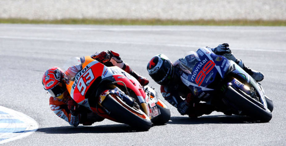 Márquez se llevó la victoria tras adelantar a Lorenzo en las últimas curvas. Reuters.