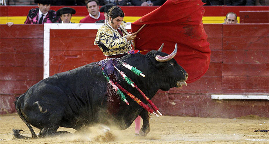 Morante de la Puebla ante uno de los toros de Zalduendo que mostraron una alarmante falta de casta y fuerza. EFE
