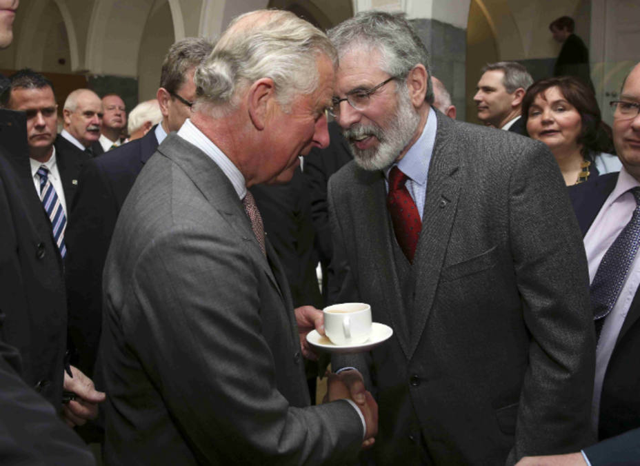 El Príncipe Carlos de Inglaterrra y Gerry Adams se estrechan la mano, un gesto histórico. REUTERS