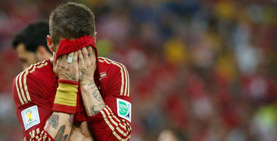 Sergio Ramos se lamenta tras la eliminación española en el Mundial. Reuters.
