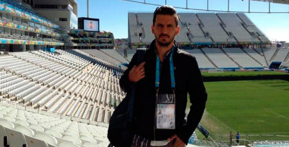 El periodista Jorge Topo López, en uno de los estadios del Mundial