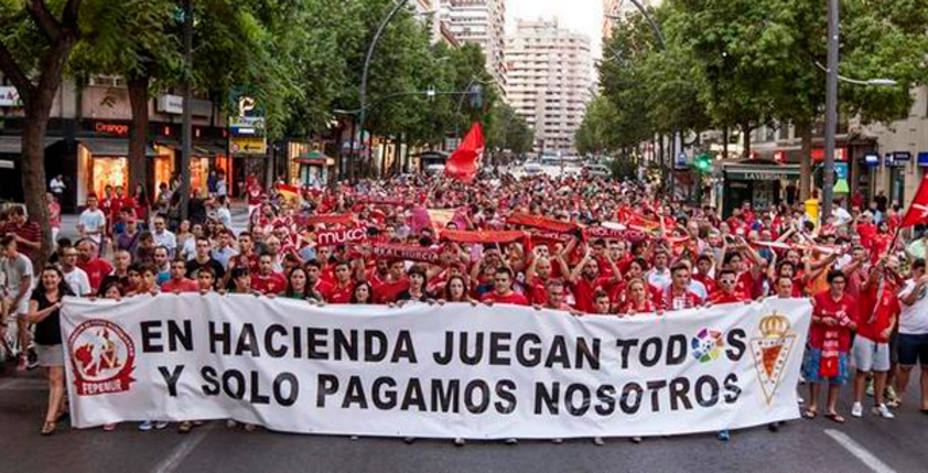 Imagen de la manifestación de los aficionados del Real Murcia.