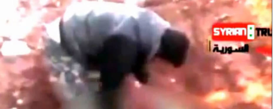 Imagen del vídeo en el que se ve al lider rebelde extraer el corazón y el hígado del soldado.