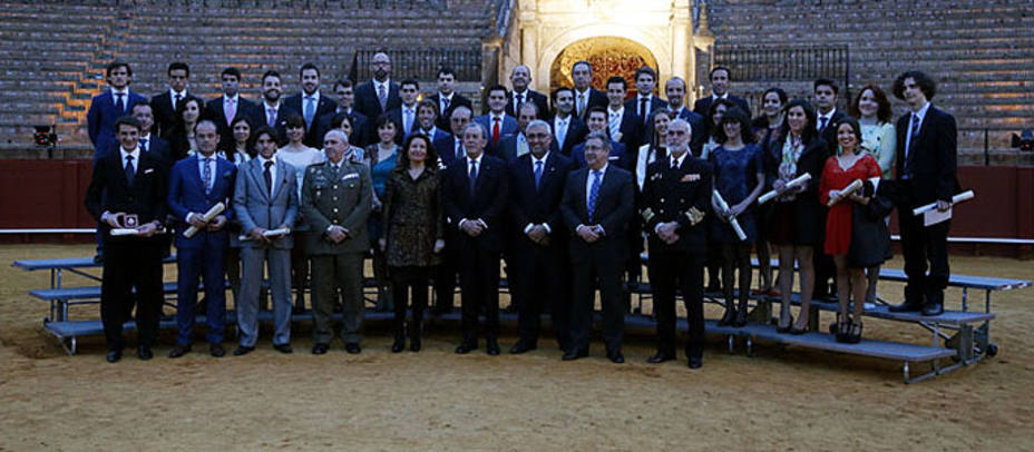 Foto de familia de los premiados por la Real Maestranza de Sevilla. CARLOS NÚÑEZ