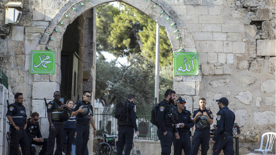 Policías fronterizos israelíes montan guardia a la entrada del Monte del Templo, en Jerusalén