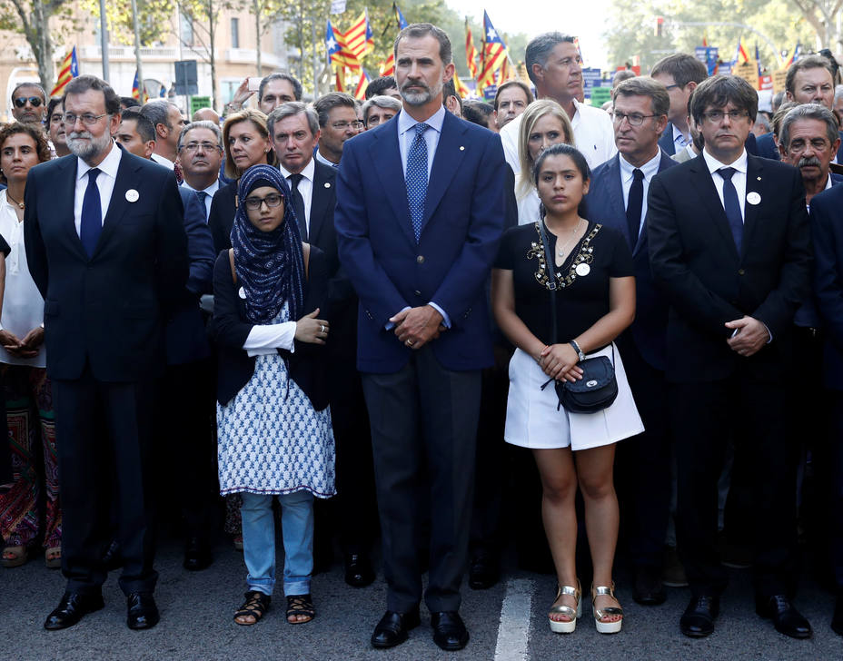El Rey Felipe VI en la manifestación de Barcelona de este sábado. REUTERS