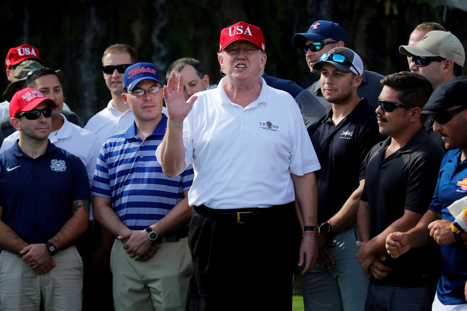 Donald Trump jugando al golf en West Palm Beach (Florida)