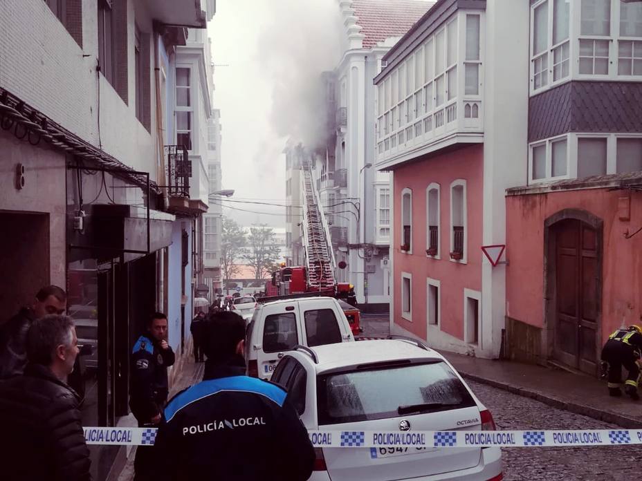 Incendio en un edificio del barrio de A Magdalena en Ferrol