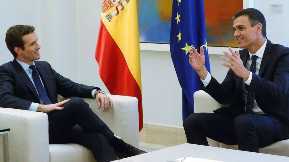 Primera reunión de Sánchez con Casado desde que lidera el PP