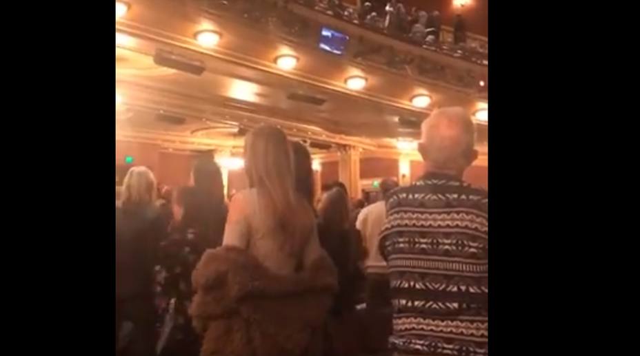 Un hombre siembra el pánico al gritar vivas a Hitler y a Trump en un teatro