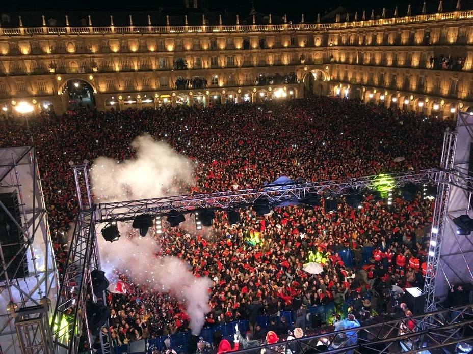 La Plaza Mayor de Salamanca se llena de jóvenes que celebran las campanadas del Fin de Año Universitario
