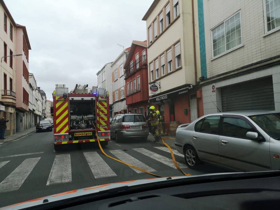 Camión del SEPEIS de Narón ante el establecimiento hostelero - FOTO: Tráfico Ferrolterra
